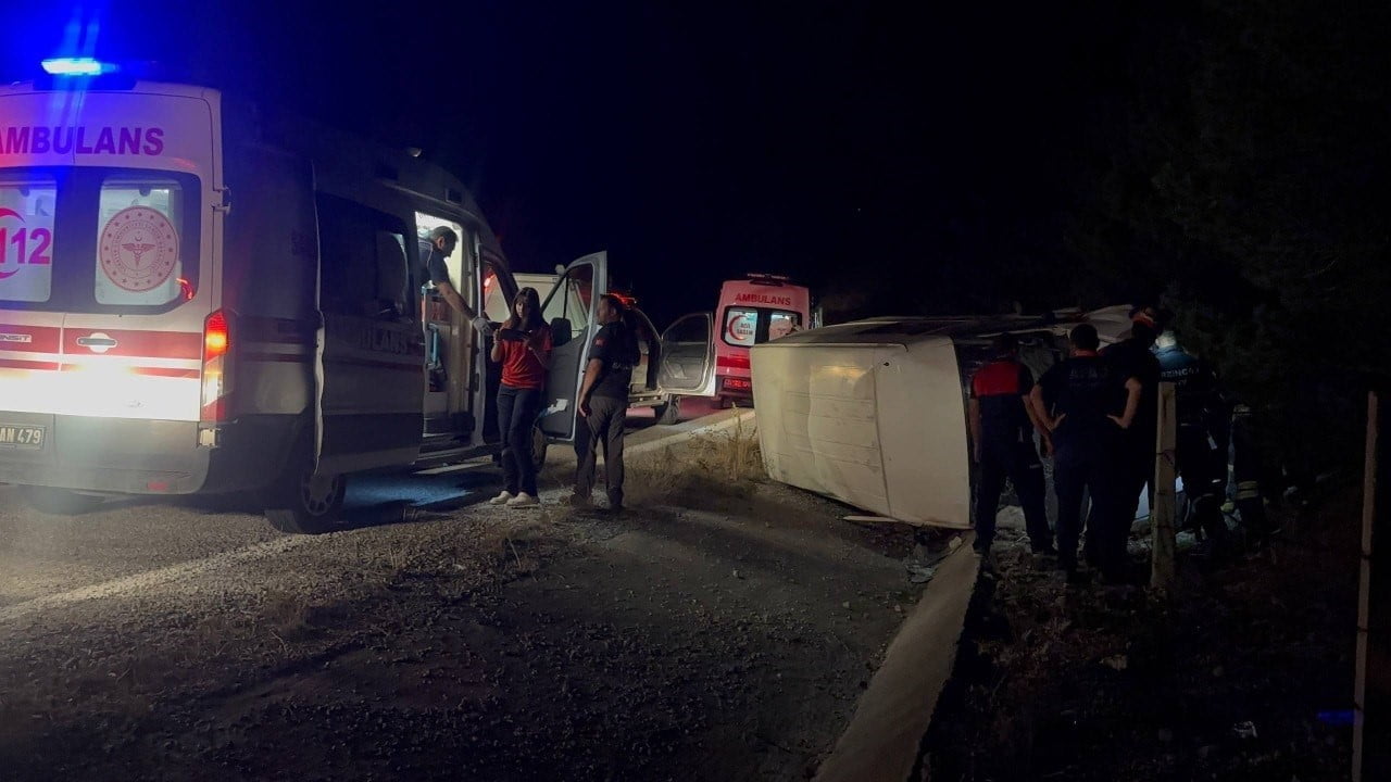 ERZİNCAN’DA BAL YÜKLÜ MİNİBÜSÜN DEVRİLMESİ SONUCU 3 KİŞİ YARALANDI