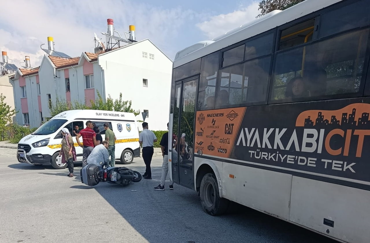 ERZİNCAN’DA MİDİBÜS İLE MOTOSİKLET ÇARPIŞTI: 1 YARALI