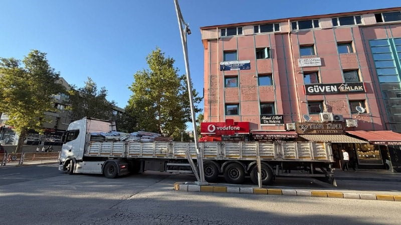 ERZİNCAN’DA TIRIN DORSESİ AYDINLATMA DİREĞİNE ÇARPTI