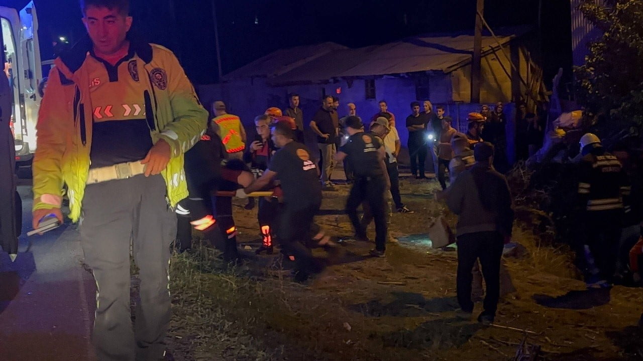 ERZİNCAN-ERZURUM KARA YOLUNUN AKYAZI MEVKİSİNDE OTOMOBİLİN TAKLA ATMASI SONUCU AYNI ARAÇTA BULUNAN...