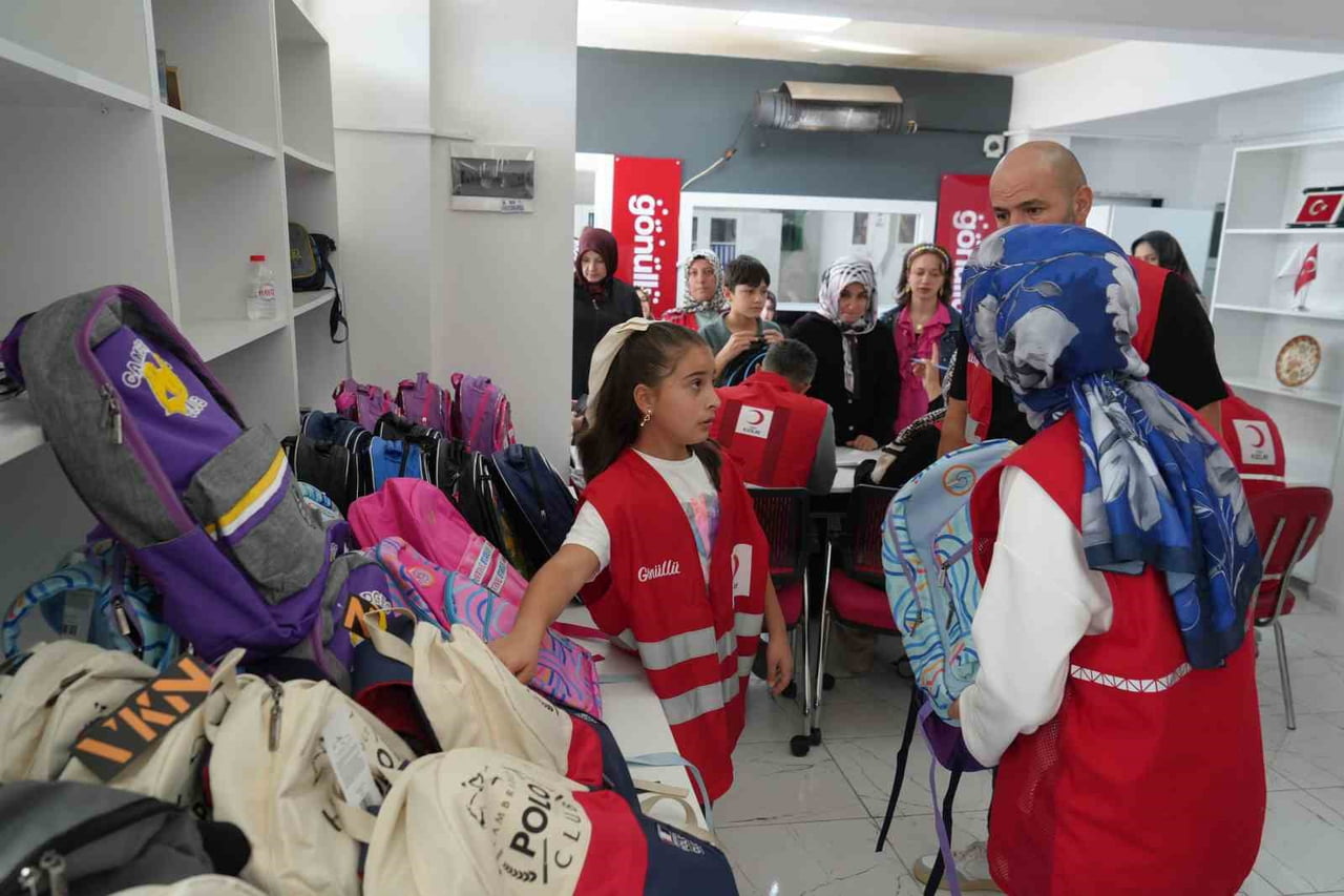 ERZURUM'DA BAĞIŞÇI VE GÖNÜLLÜLER, PALANDÖKEN KIZILAY ŞUBESİ ÖNCÜLÜĞÜNDE BİR ARAYA GELDİ, 300...