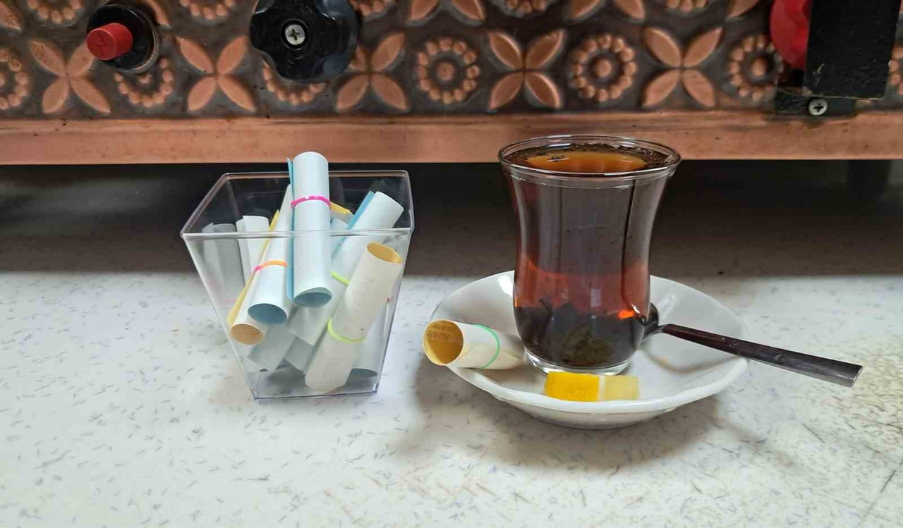 ERZURUM'DA BİR ÇAY EVİ İŞLETMECİSİ, MÜŞTERİLERİNE VERDİĞİ ADİSYON FİŞLERİNE ÖZLÜ SÖZ, ATASÖZÜ VE...