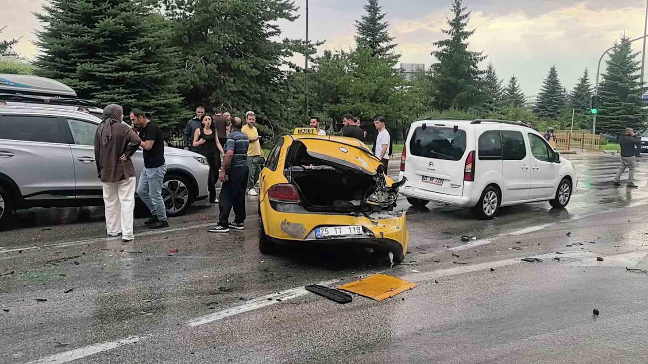 ERZURUM'DA POLİS SORUMLULUK BÖLGESİNDE TEMMUZ AYINDA 213 ÖLÜMLÜ VE YARALANMALI TRAFİK KAZASI...