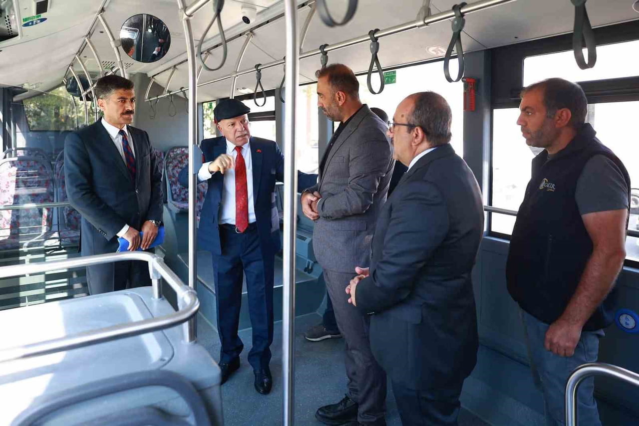 ERZURUM BÜYÜKŞEHİR BELEDİYE BAŞKANI MEHMET SEKMEN, BELEDİYE BÜNYESİNDE GÖREV YAPAN HALK OTOBÜSÜ...