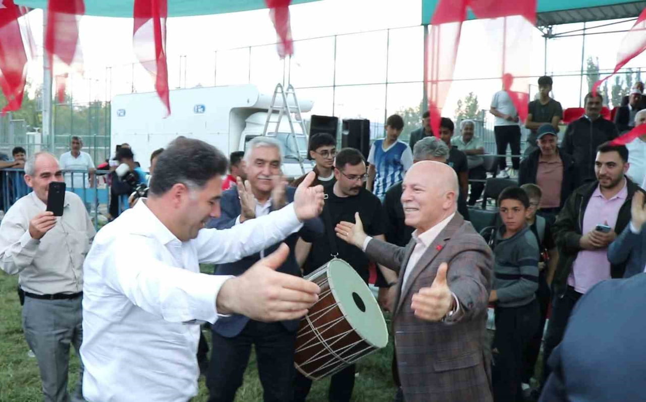ERZURUM BÜYÜKŞEHİR BELEDİYE BAŞKANI MEHMET SEKMEN, PASİNLER’DE DÜZENLENEN GÜREŞ ETKİNLİĞİNDE...