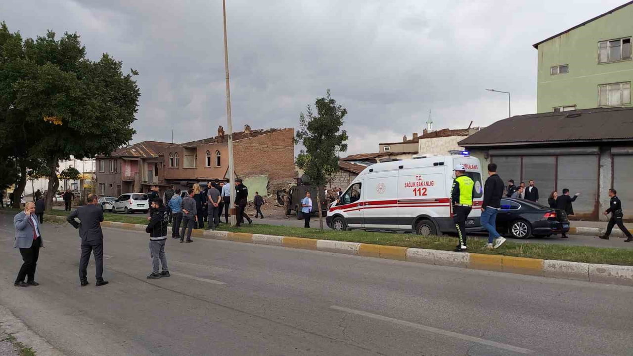 ERZURUM’DA HUSUMETLİ İKİ AİLE SİLAHLA ÇATIŞI: 1 POLİS MEMUR  YARALANDI