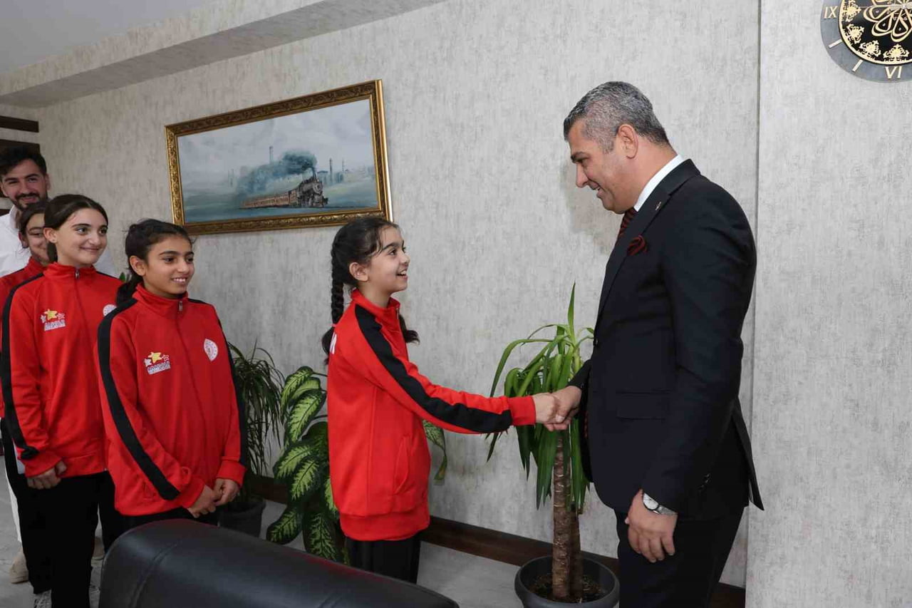 ERZURUM’DA MASA TENİSİ BRANŞINDA ELDE ETTİĞİ BAŞARILARLA ADINDAN SÖZ ETTİREN HORASAN MÜMTAZ TURHAN...