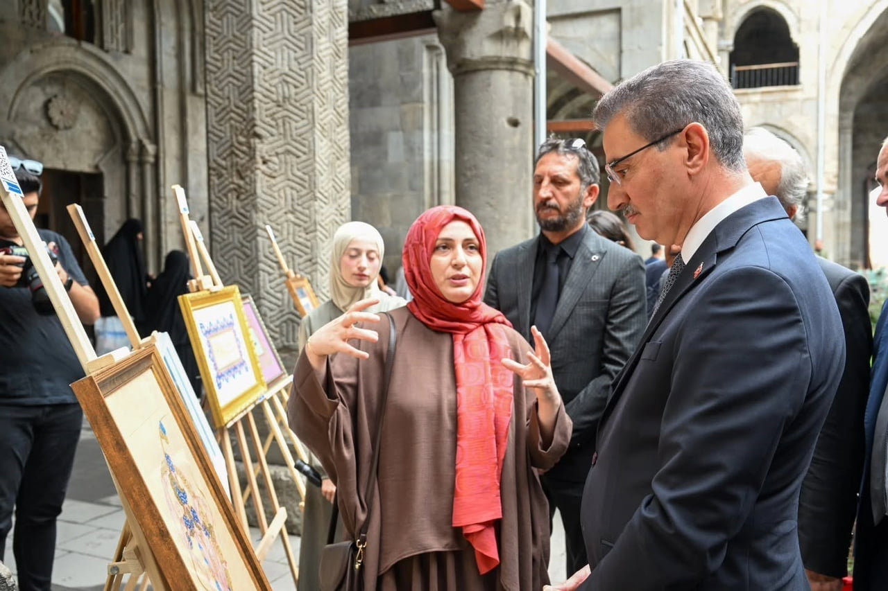 ERZURUM’DA SANATÇI DİLEK ŞAR VE ÖĞRENCİLERİNİN İMZASINI TAŞIYAN "ERZURUM’UN KADİM İZLERİNE SAYGI"...