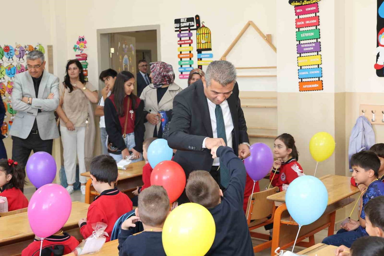 ERZURUM İL MİLLÎ EĞİTİM MÜDÜRÜ SÜLEYMAN EKİCİ, UYUM HAFTASI KAPSAMINDA YAKUTİYE ÖMER DUYGUN...