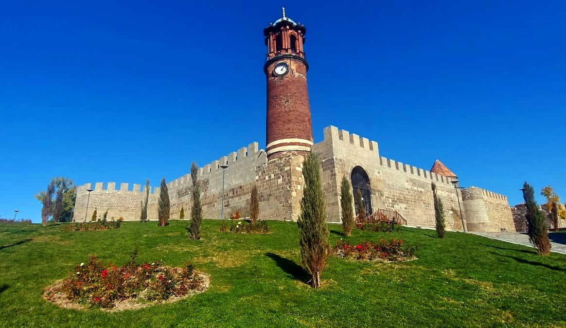ERZURUM KALESİ İÇERİSİNDE YER ALAN KENTİN SİMGE YAPILARINDAN TARİHİ TEPSİ MİNARE (SAAT KULESİ)...
