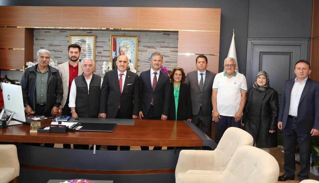 ERZURUM KENT KONSEYİ BAŞKANI HÜSEYİN TANFER, BERABERİNDEKİ YÜRÜTME KURULU ÜYELERİYLE BİRLİKTE...