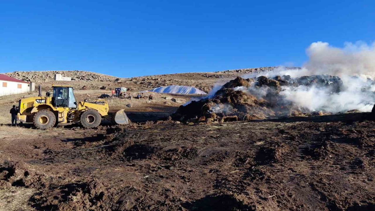 ERZURUM’UM TEKMAN İLÇESİNDE MEYDANA GELENE YANGINDA YAKLAŞIK 10 BİN BALYA OT YANDI.