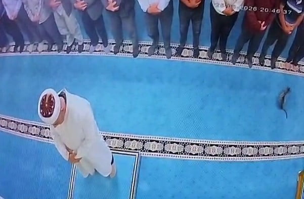 ERZURUM’UN AZİZİYE İLÇESİNDE BULUNAN ADALAR CAMİİ’NDE, CEMAATLE NAMAZ KILINIRKEN AYAKLARININ...