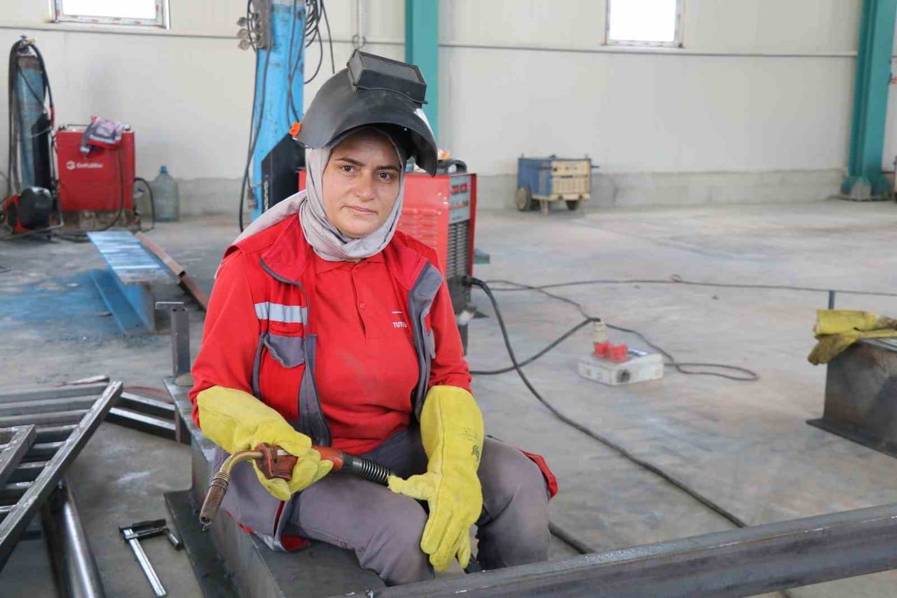 ERZURUM’UN OLTU İLÇESİNDE YAŞAYAN 44 YAŞINDAKİ KADER GÜZEL, YAKLAŞIK 30 YILDIR DEMİR KAYNAKÇILIĞI...