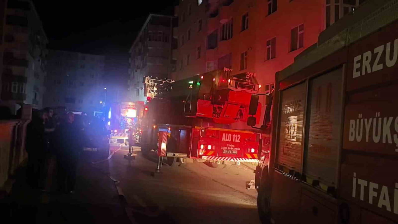 ERZURUM’UN PALANDÖKEN İLÇESİNDE BİR APARTMANIN 5’İNCİ KATINDA ÇIKAN YANGIN KORKU VE PANİĞE NEDEN...