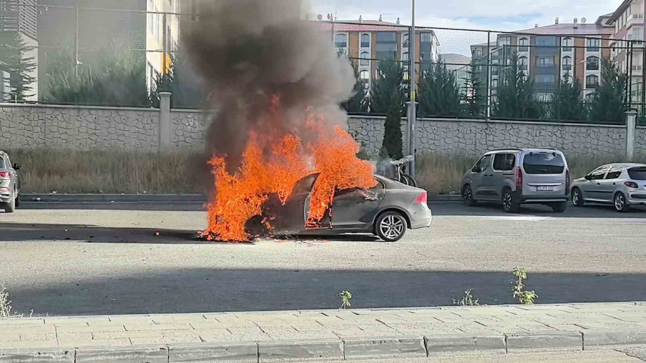 ERZURUM’UN PALANDÖKEN İLÇESİNDE SEYİR HALİNDEYKEN HENÜZ BELİRLENEMEYEN BİR NEDENLE ALEV ALAN...