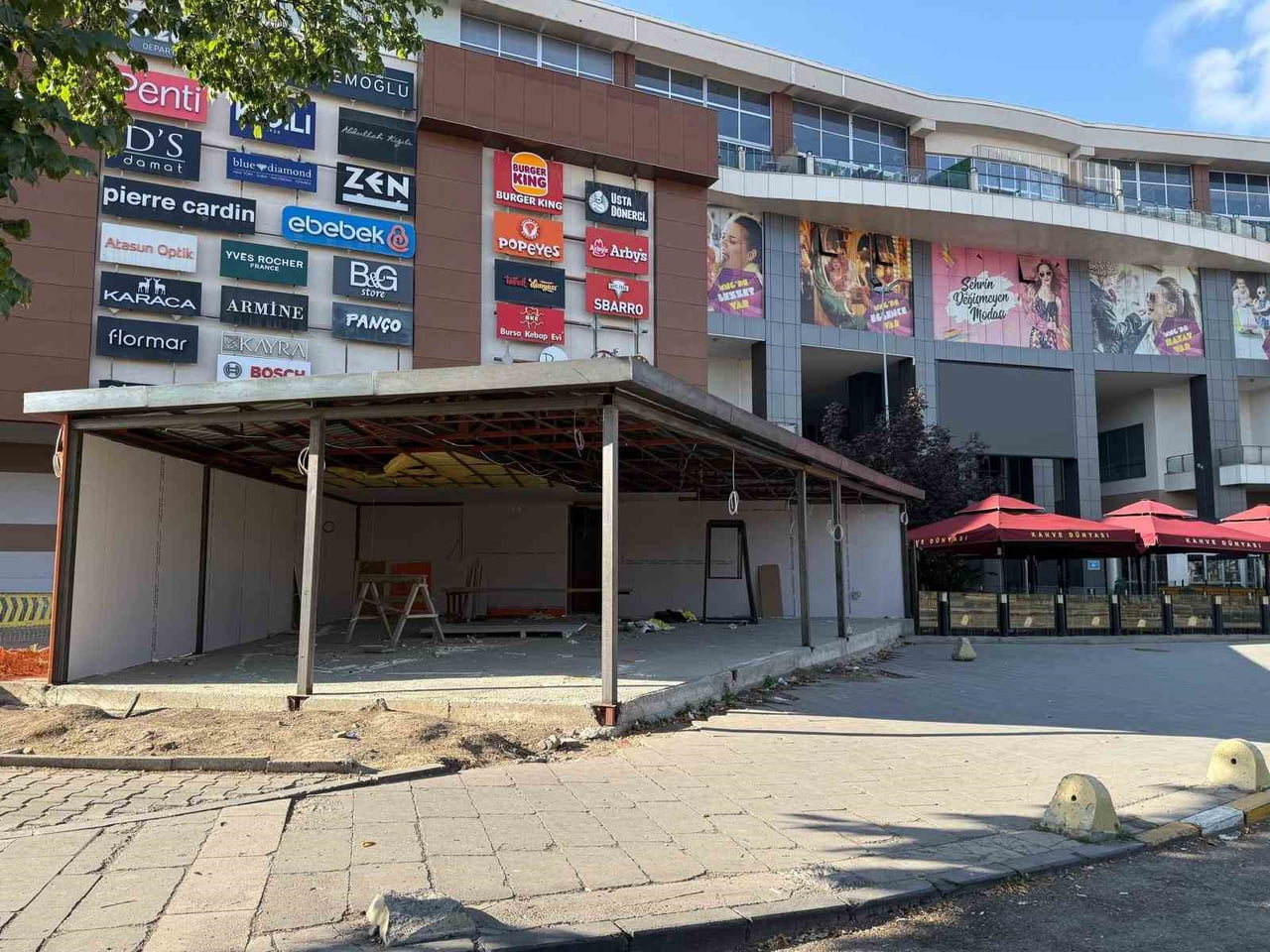 ERZURUM’UN YAKUTİYE İLÇESİNDE BULUNAN MNG ALIŞVERİŞ MERKEZİ’NİN GİRİŞ KAPISINDAKİ KALDIRIM ÜZERİNE...