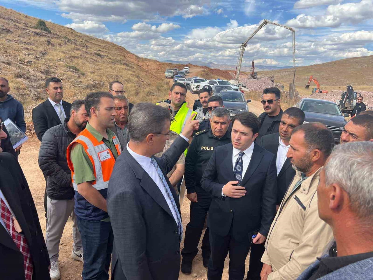 ERZURUM VALİSİ AYDIN BARUŞ, KENTİN GÜNEY İLÇELERİNDEN TEKMAN’I ZİYARET EDEREK BİR DİZİ İNCELEME...