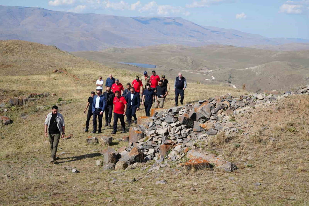 ERZURUM VALİSİ AYDUN BARUŞ,  MACERA OFF-ROAD ARAMA VE KURTARMA KULÜBÜ ÜYELERİYLE BİRLİKTE 2 BİN...