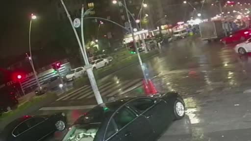 Esenler'de kayganlaşan yolda motosiklet sürücüsü metrelerce sürüklendi... O anlar kamerada