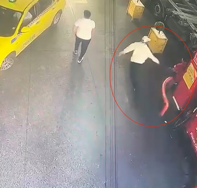 ESENYURT'TA KİMLİĞİ BELİRSİZ BİR ŞAHIS, BENZİN İSTASYONUNDA ÇALIŞAN POMPACIYA SİLAHLI SALDIRI...