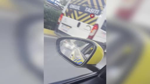Esenyurt’ta trafikte kavga kamerada: Taksinin camını ve sürücüyü yumrukladı