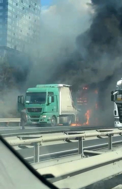 ESENYURT TEM OTOYOLUNDA TIR BİLİNMEYEN BİR NEDENLE ALEV ALEV YANMAYA BAŞLADI