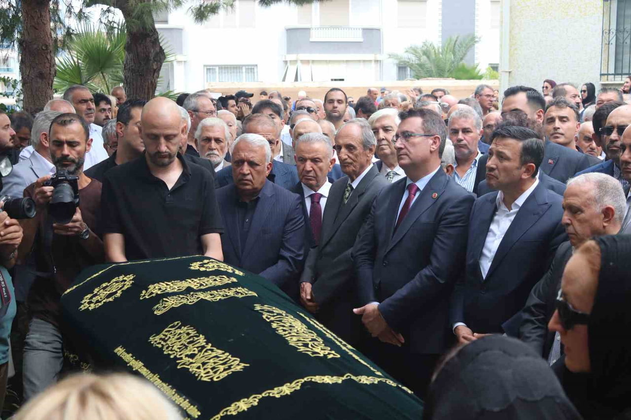 ESKİ İZMİR BÜYÜKŞEHİR BELEDİYE BAŞKANI BURHAN ÖZFATURA SON YOLCULUĞUNA UĞURLANDI
