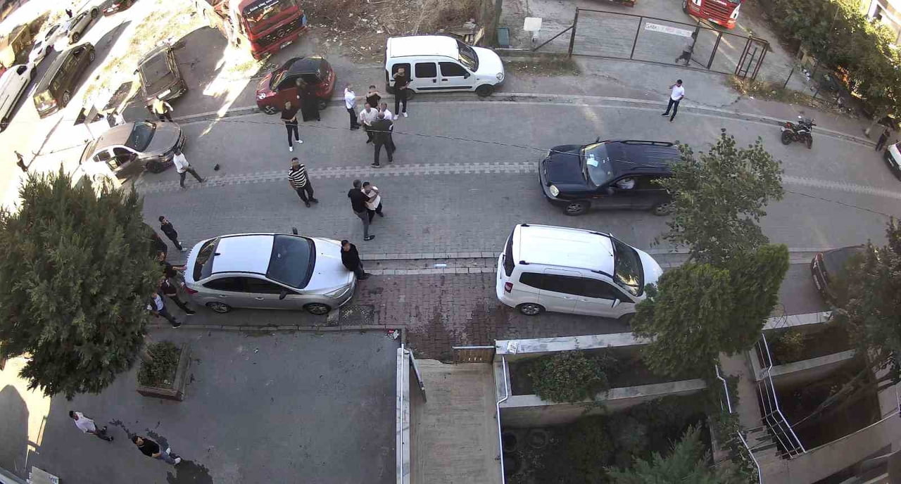 ESKİ KOMŞU AKRABALARINI TOPLAYIP EVİ BASTI