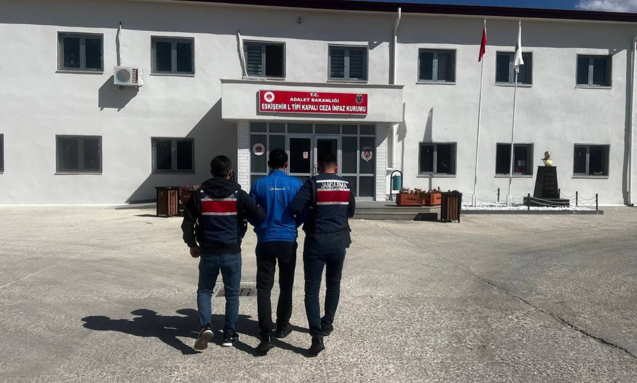 ESKİŞEHİR'DE 'SİLAHLA YAĞMA' SUÇUNDAN 47 YIL HAPİS CEZASI İLE ARANAN BİR ŞAHIS YAKALANDI.