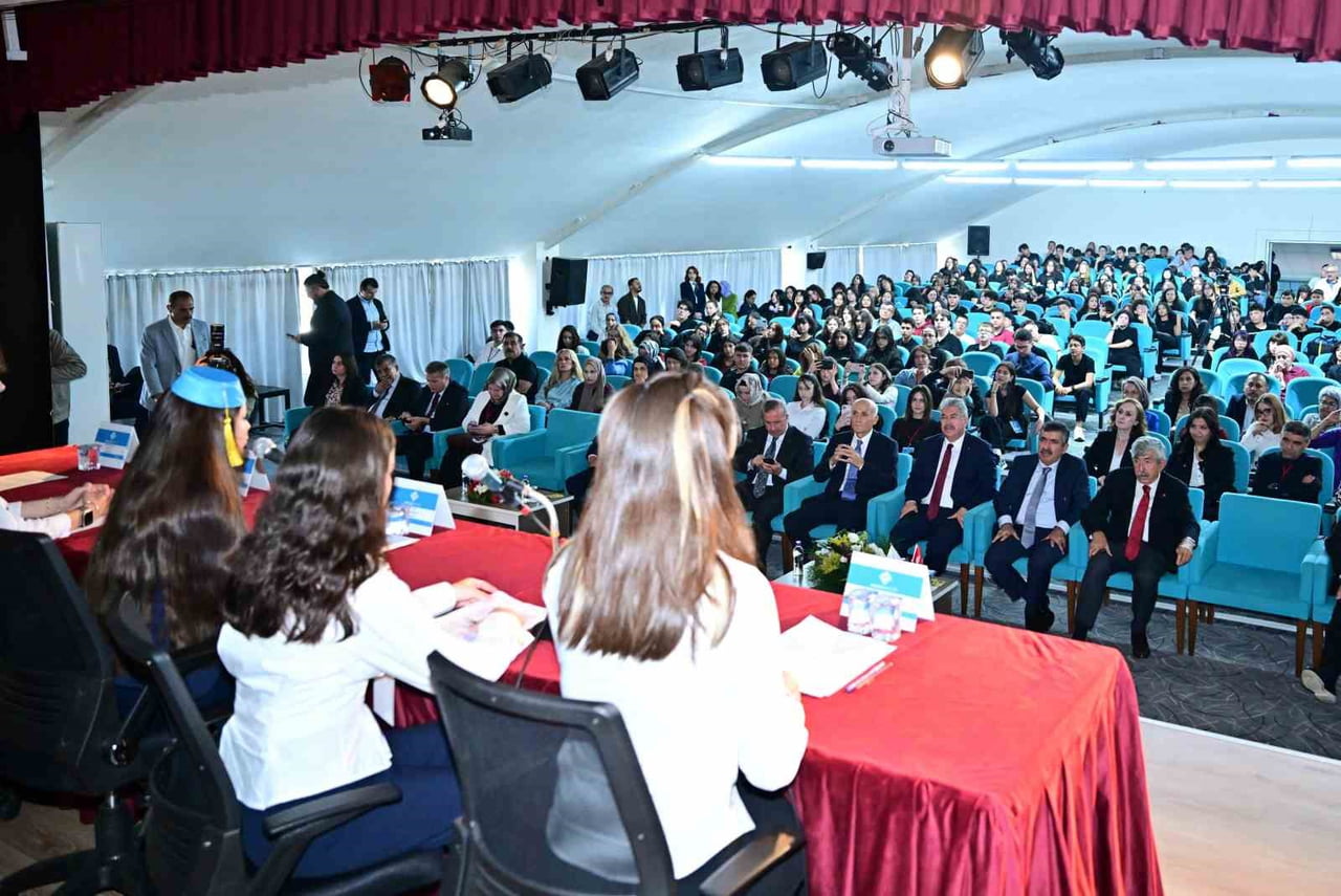 ESKİŞEHİR'DE ANADOLU MEKTEBİ TARAFINDAN DÜZENLENEN 'YAZAR OKUMALARI-CENGİZ DAĞCI OKUMALARI'...