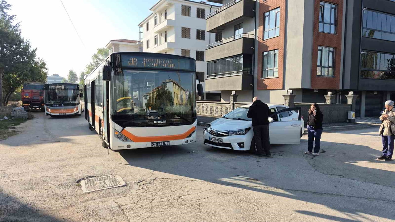 ESKİŞEHİR'DE BELEDİYE OTOBÜSÜ İLE OTOMOBİLİN ÇARPIŞMASI SONUCU MEYDANA GELEN TRAFİK KAZASINDA 2...