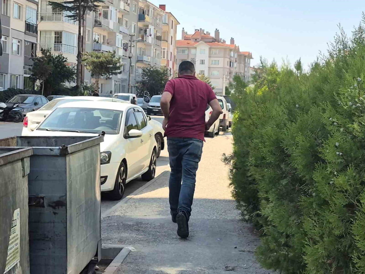 ESKİŞEHİR'DE BİR APARTMAN BAHÇESİNDE KURU OTLARIN TUTUŞMASI SONUCU ÇIKAN YANGIN BÜYÜMEDEN...