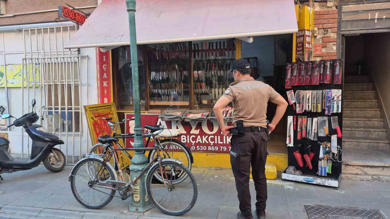 ESKİŞEHİR'DE BİR DÜKKANIN BODRUM KATINA DÜŞEREK BAŞINDAN YARALANAN 74 YAŞINDAKİ YAŞLI ADAM...