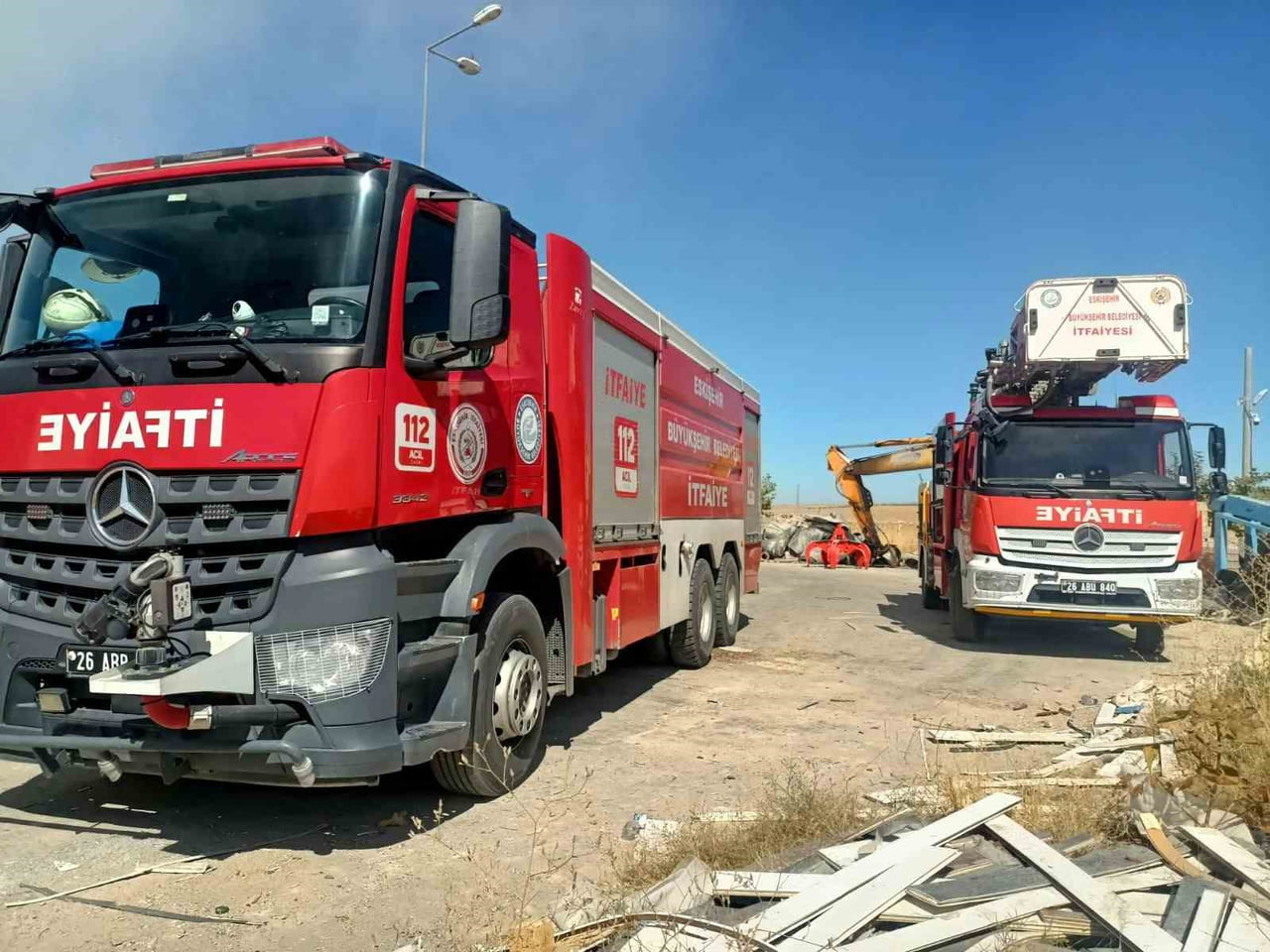 ESKİŞEHİR'DE BİR GERİ DÖNÜŞÜM TESİSİNDE ÇIKAN YANGIN, İTFAİYE EKİPLERİNİN MÜDAHALESİYLE KONTROL...