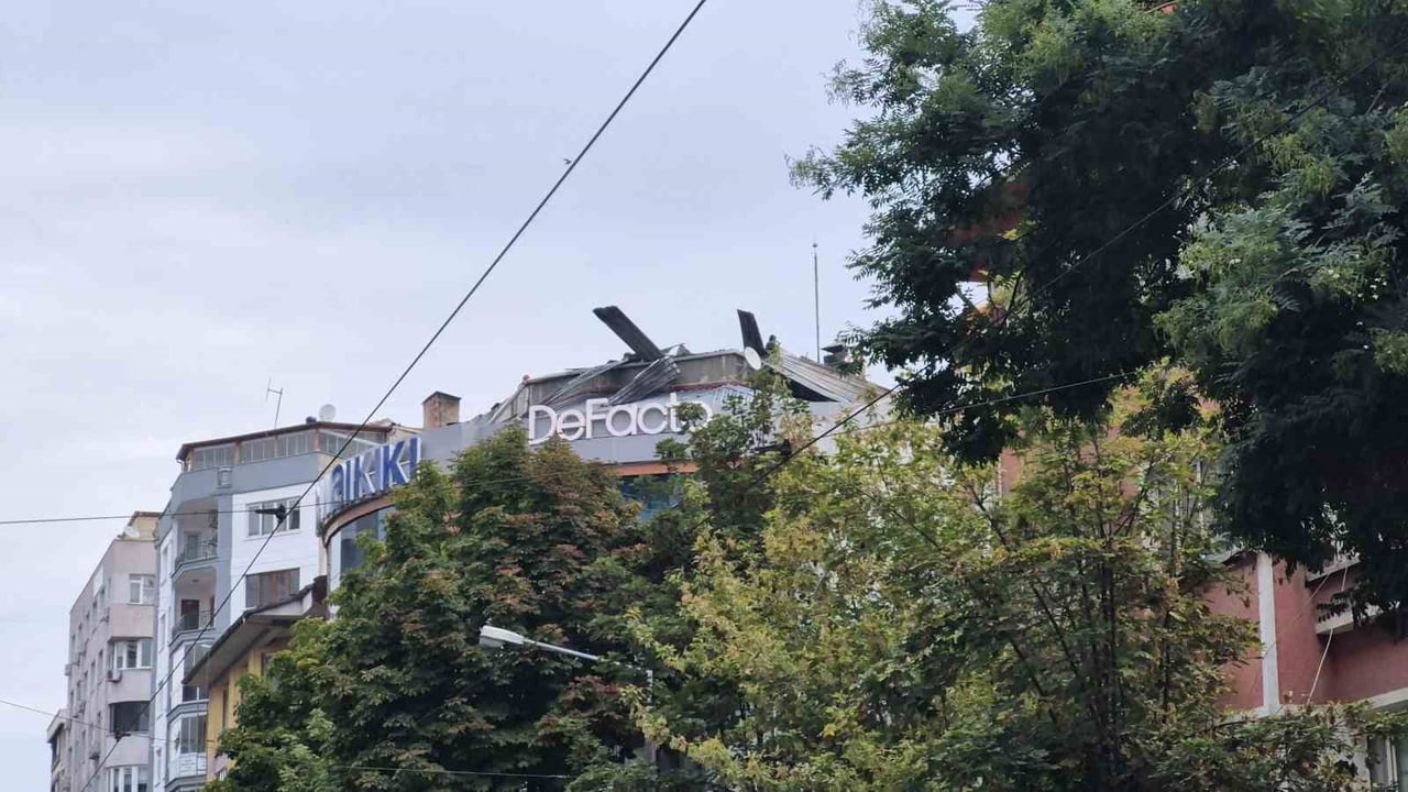 ESKİŞEHİR'DE BİR GİYİM MAĞAZASININ ÇATISINDA ÇIKAN YANGIN İTFAİYE EKİPLERİNCE...