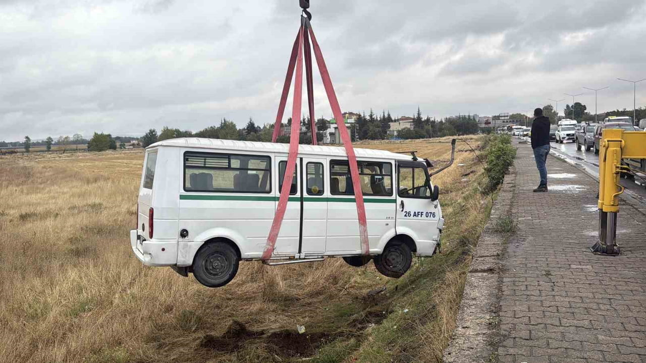 ESKİŞEHİR'DE BİR OTOMOBİL İLE MİNİBÜSÜN KAVŞAK GİRİŞİNDE ÇARPIŞMASI SONUCU MEYDANA GELEN TRAFİK...