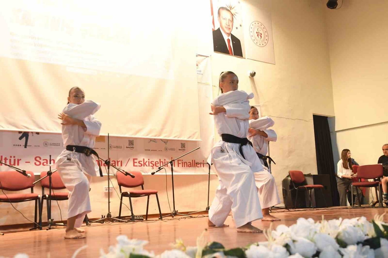 ESKİŞEHİR'DE GENÇLİK VE SPOR BAKANLIĞI (GSB) GENÇLİK YAZ KULÜBÜ KAPANIŞ ŞÖLENİ...