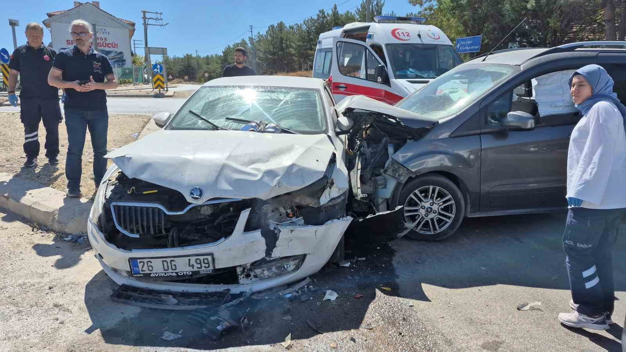 ESKİŞEHİR'DE HAFİF TİCARİ ARAÇ İLE OTOMOBİLİN ÇARPIŞMASI SONUCU MEYDANA GELEN TRAFİK KAZASINDA 3'Ü...