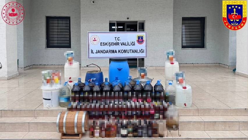 ESKİŞEHİR'DE JANDARMA EKİPLERİNCE BİR EVE DÜZENLENEN OPERASYONDA YÜZLERCE LİTRE KAÇAK ALKOL İLE...
