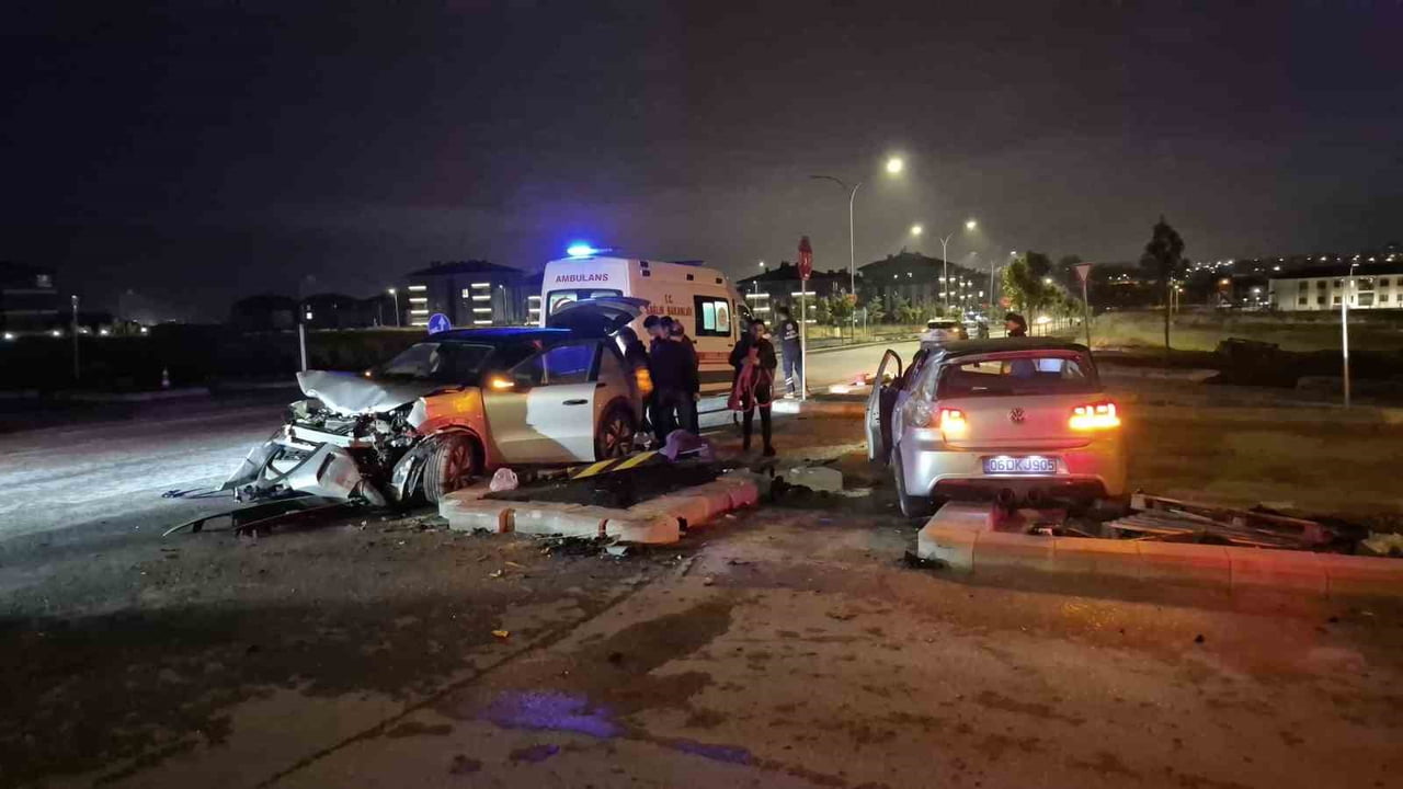 ESKİŞEHİR'DE KAVŞAKTA ÇARPIŞAN 2 ARACIN ADETA HURDAYA DÖNDÜĞÜ TRAFİK KAZASINDA 3 KİŞİ...