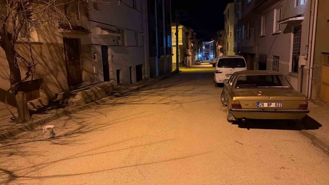 ESKİŞEHİR'DE KIZ MESELESİ YÜZÜNDEN ÇIKAN KAVGADA 17 YAŞINDAKİ GENCİN BIÇAKLA AĞIR YARALANMASINA...