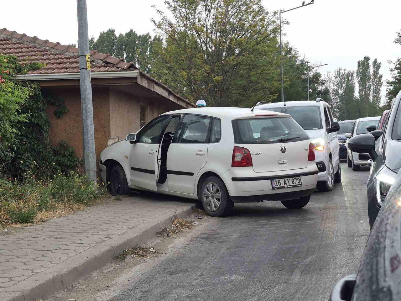 ESKİŞEHİR'DE KONTROLDEN ÇIKAN OTOMOBİLİN DUVARA ÇARPTIĞI KAZADA MADDİ ZARAR OLUŞTU.
