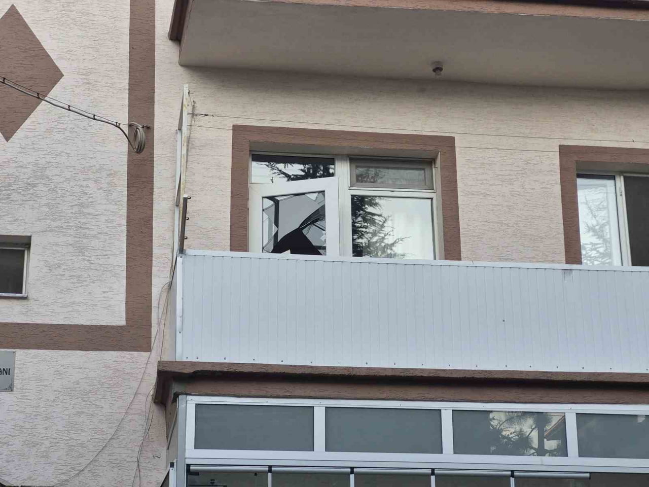 ESKİŞEHİR'DE KÖTÜ KOKU İHBARI ÜZERİNE EVİNE İTFAİYE EKİPLERİNCE CAMI KIRILARAK GİRİLEN ŞAHIS ÖLÜ...