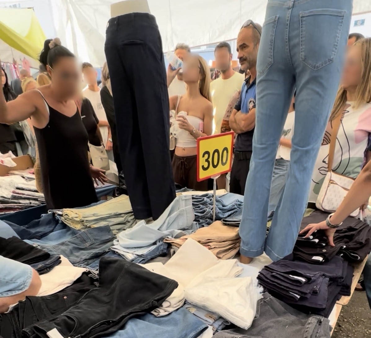 ESKİŞEHİR'DE KURULAN SEMT PAZARINDA, BİR KADIN MÜŞTERİ İLE PAZARCI ESNAFI ARASINDA KOT PANTOLON...