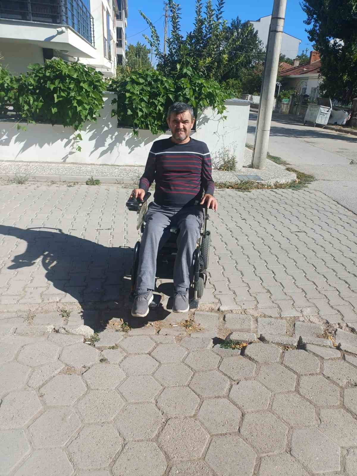 ESKİŞEHİR'DE KURUYAN AĞACIN KESİLMESİ SONRASI BOŞLUK OLUŞAN VE ENGELLİ VATANDAŞLARA ZORLUK YAŞATAN...