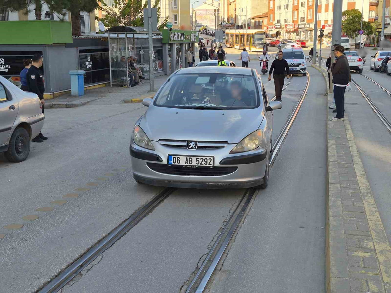 ESKİŞEHİR'DE OTOMOBİL ÇARPMASI SONUCU YARALANAN YAŞLI KADIN HASTANEYE KALDIRILDI.