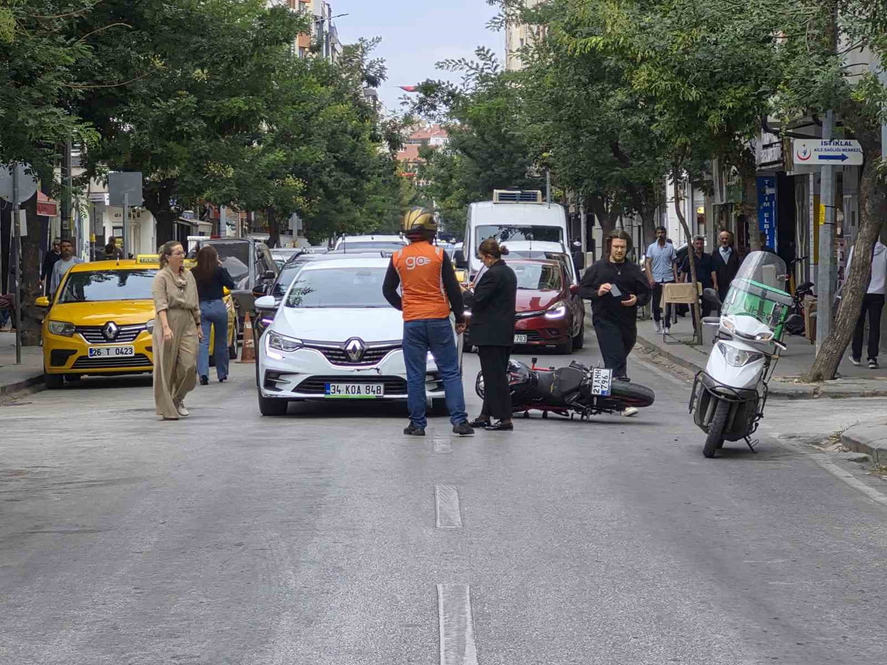 ESKİŞEHİR'DE OTOMOBİLLE MOTOSİKLETİN ÇARPIŞTIĞI KAZADA MADDİ ZARAR OLUŞTU.