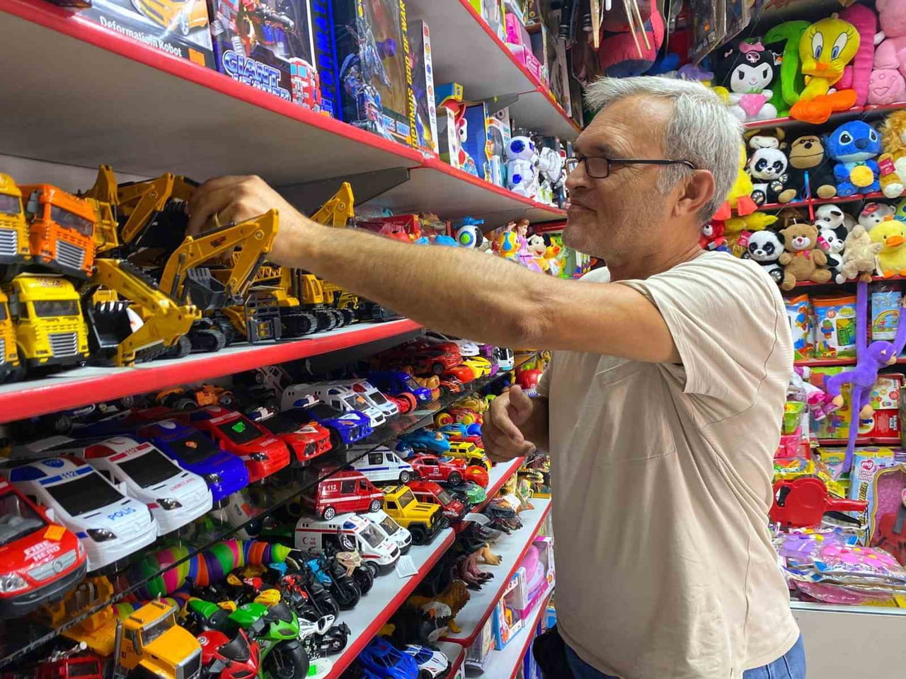 ESKİŞEHİR'DE OYUNCAKÇI ESNAFI OLAN SERKAN ÖNAL, TABLET VE TELEFON İLE VAKİT GEÇİREN ÇOCUKLARIN...