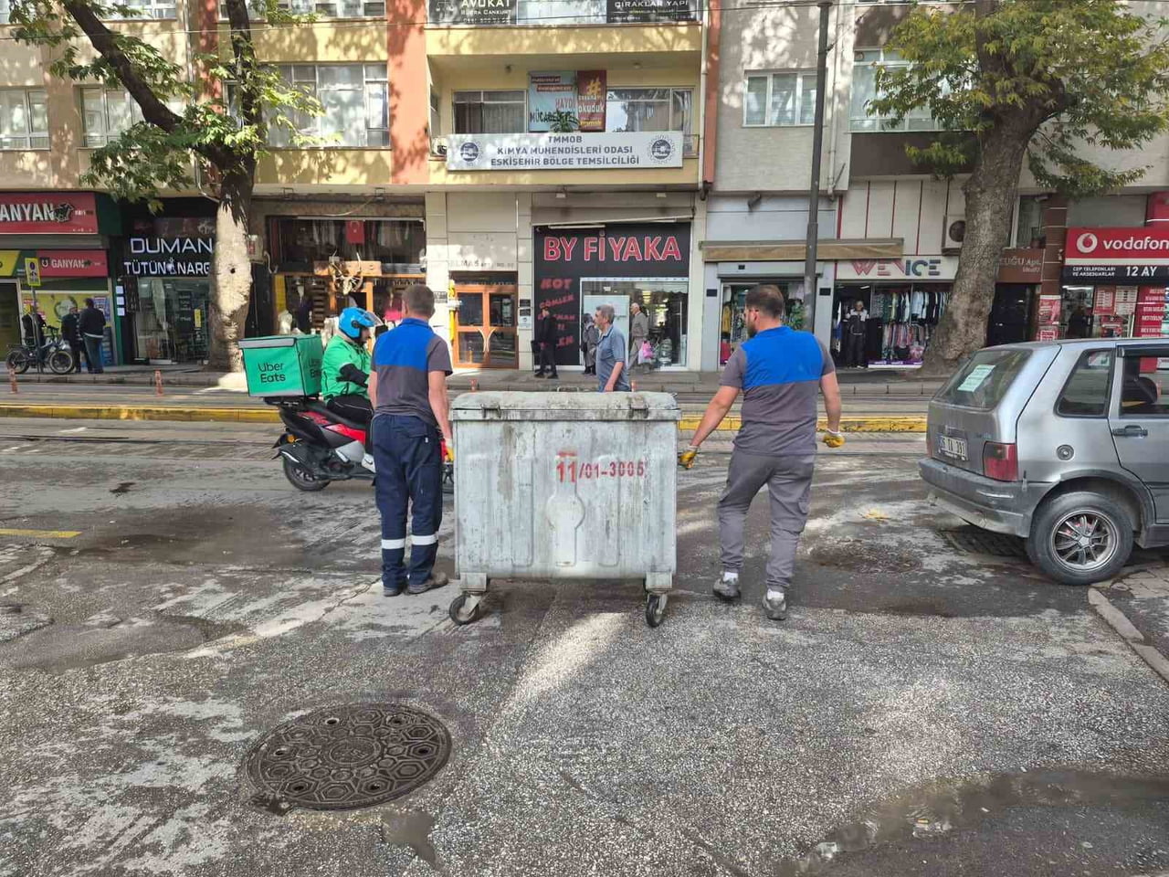ESKİŞEHİR'DE SABAH SAATLERİNDE ÖZEL BİR OKULUN FEN LABORATUVARINDAN ATILAN KİMYASAL MADDELERİN...